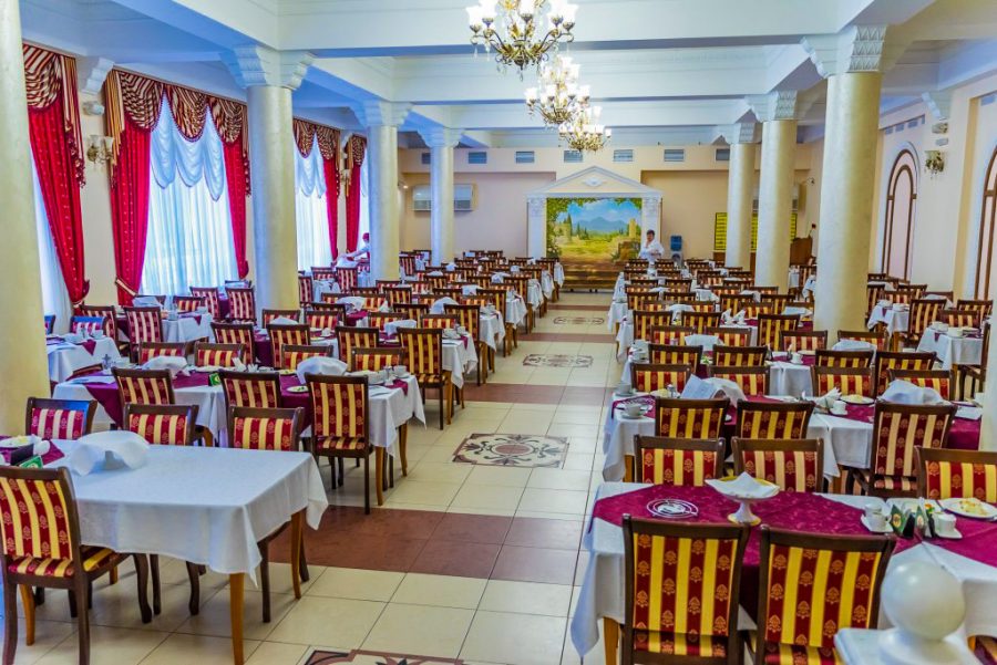 Обеденный зал в санатории им.И.М.Сеченова в городе Ессентуки - фотография