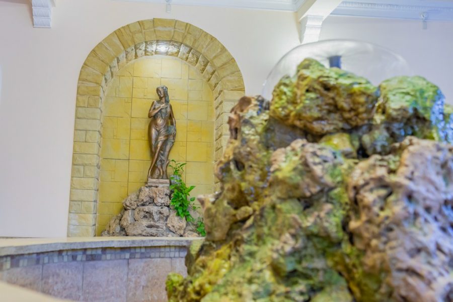 Статуя в санатории им.И.М.Сеченова в городе Ессентуки - фотография