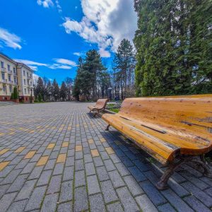 Лавочки на территории в санатории им.И.М.Сеченова в городе Ессентуки - фотография