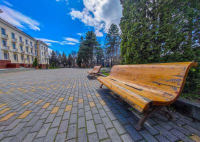 Лавочки на территории в санатории им.И.М.Сеченова в городе Ессентуки - фотография