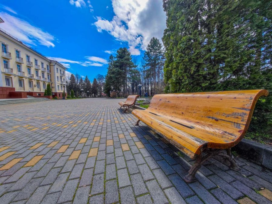 Лавочки на территории в санатории им.И.М.Сеченова в городе Ессентуки - фотография