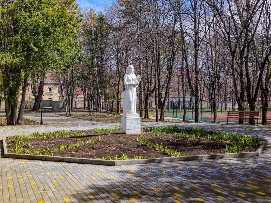 Статуя в санатории им.И.М.Сеченова в городе Ессентуки - фотография