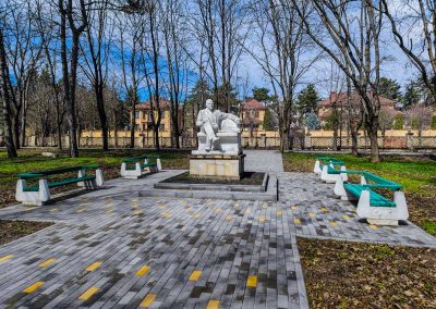 Памятник в санатории им.И.М.Сеченова в городе Ессентуки - фотография