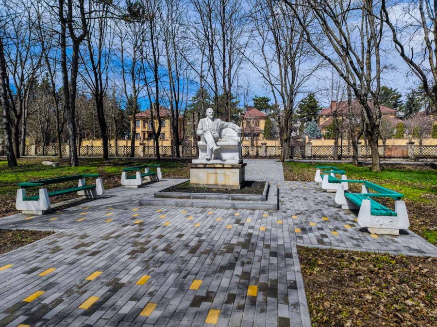 Памятник в санатории им.И.М.Сеченова в городе Ессентуки - фотография