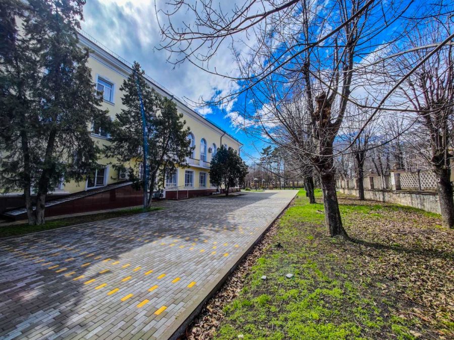 Территория в санатории им.И.М.Сеченова в городе Ессентуки - фотография